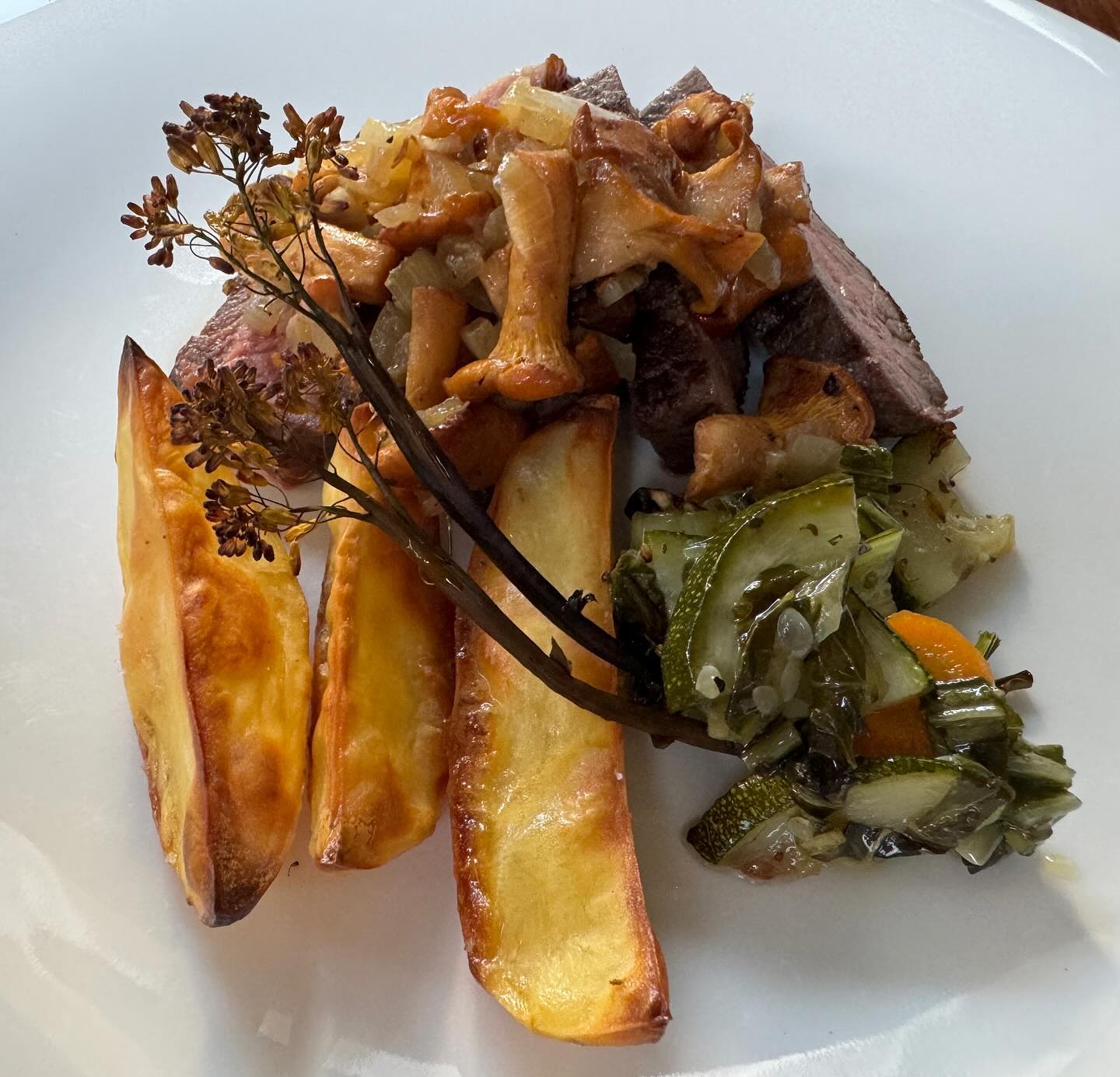 Endlich mal wieder #gegrillt. #roastbeef und #steakhuefte. Dazu Kartoffel #wedges, #pfifferlinge und #pfannengemüse. #lecker #ilovetogrill #bbq #rind #foodporn