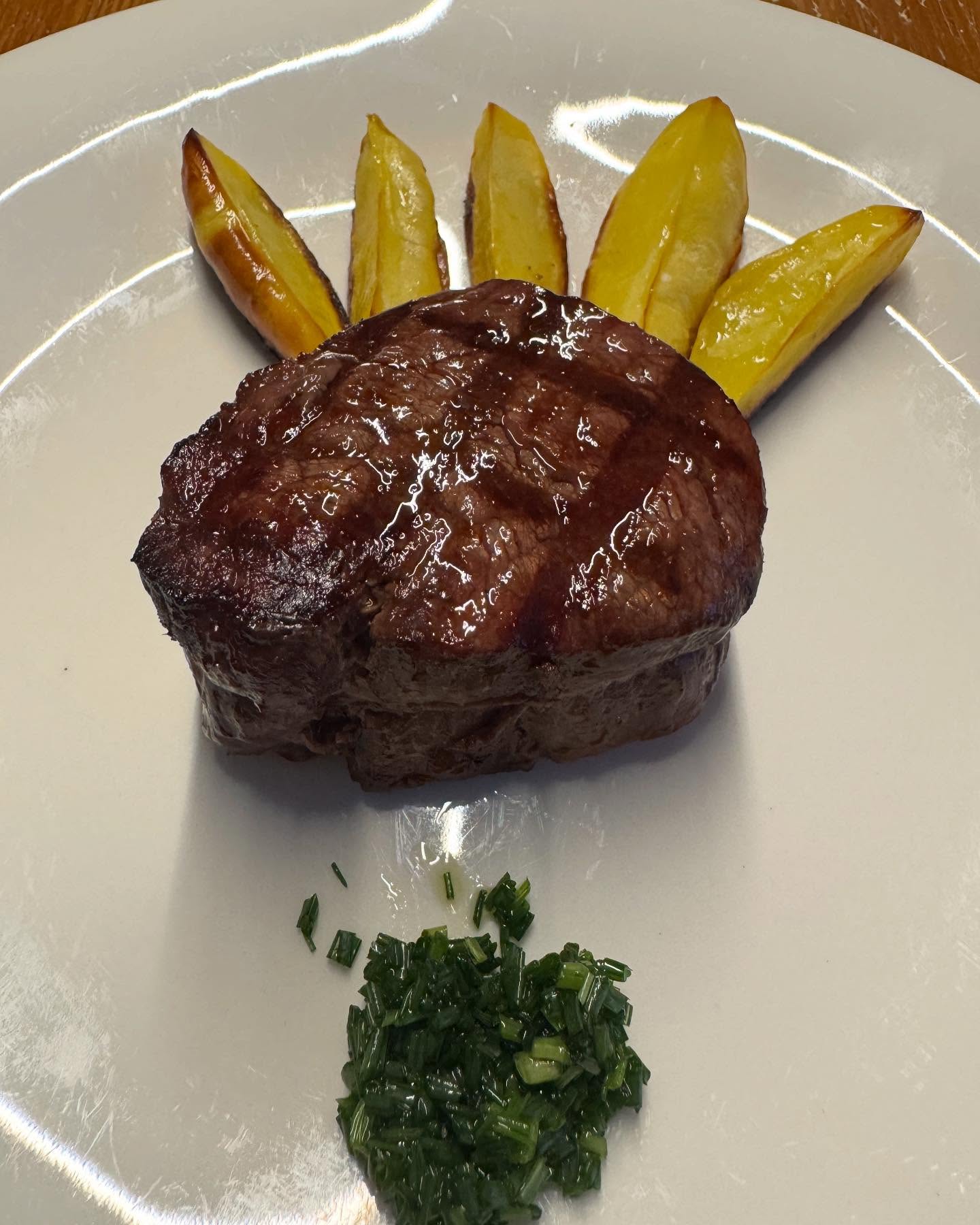 Filetsteak mit Wedges und Salzkraut (Agretti, Mönchsbart) #bbq #yumyumyum #ilovetogrill #filetsteak #foodporn #sauguad